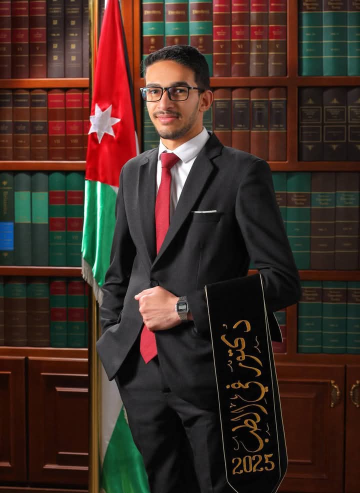 يوسف الحواجرة يهنئ نجله إسماعيل بتخرجه من الجامعة الهاشمية طبيبًا عامًا
