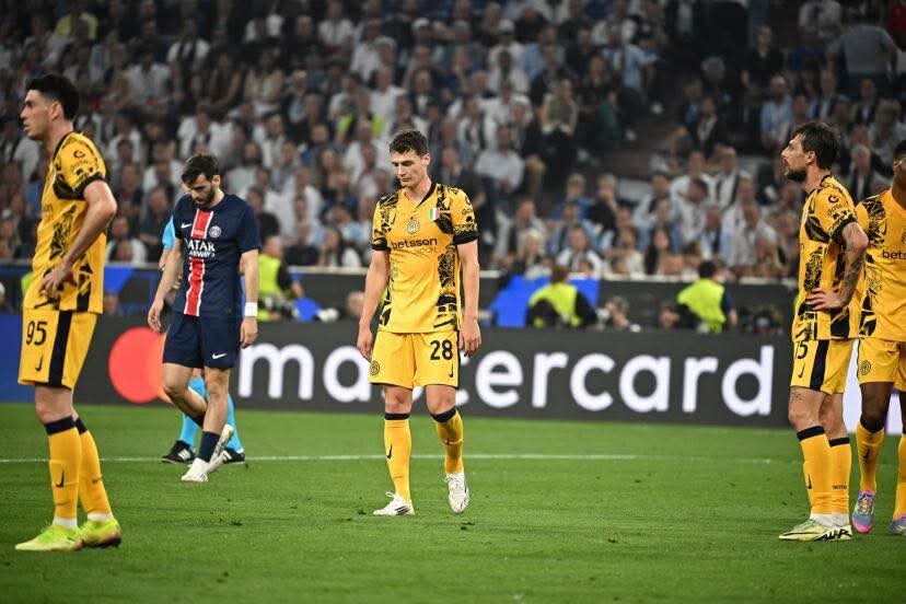 مشجع واحد فقط يستقبل لاعبو الإنتر بعد نكسة دوري الابطال