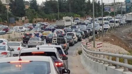 تصادم بين شاحنتين يغلق طريق المطار بالاتجاهين