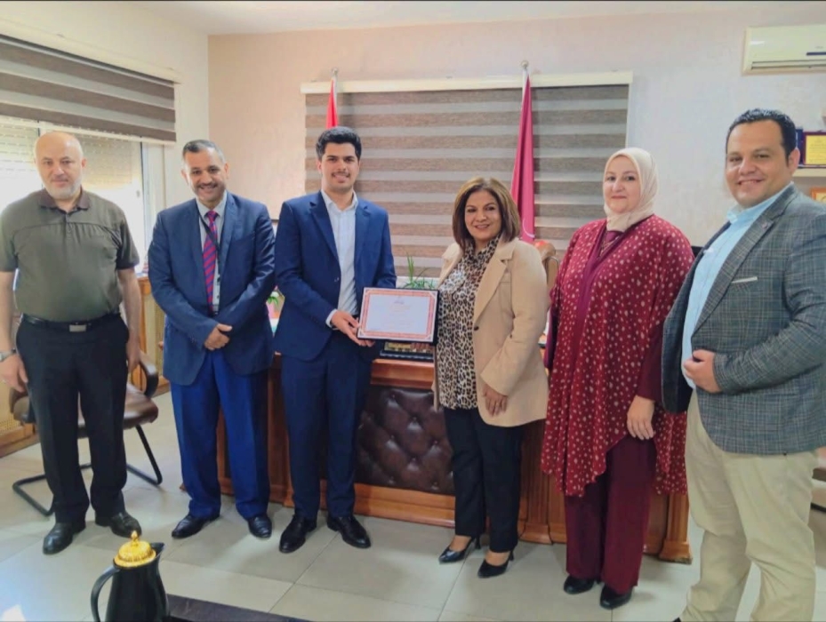 العجارمة تكرم الطالب المتميز توفيق الجلاد