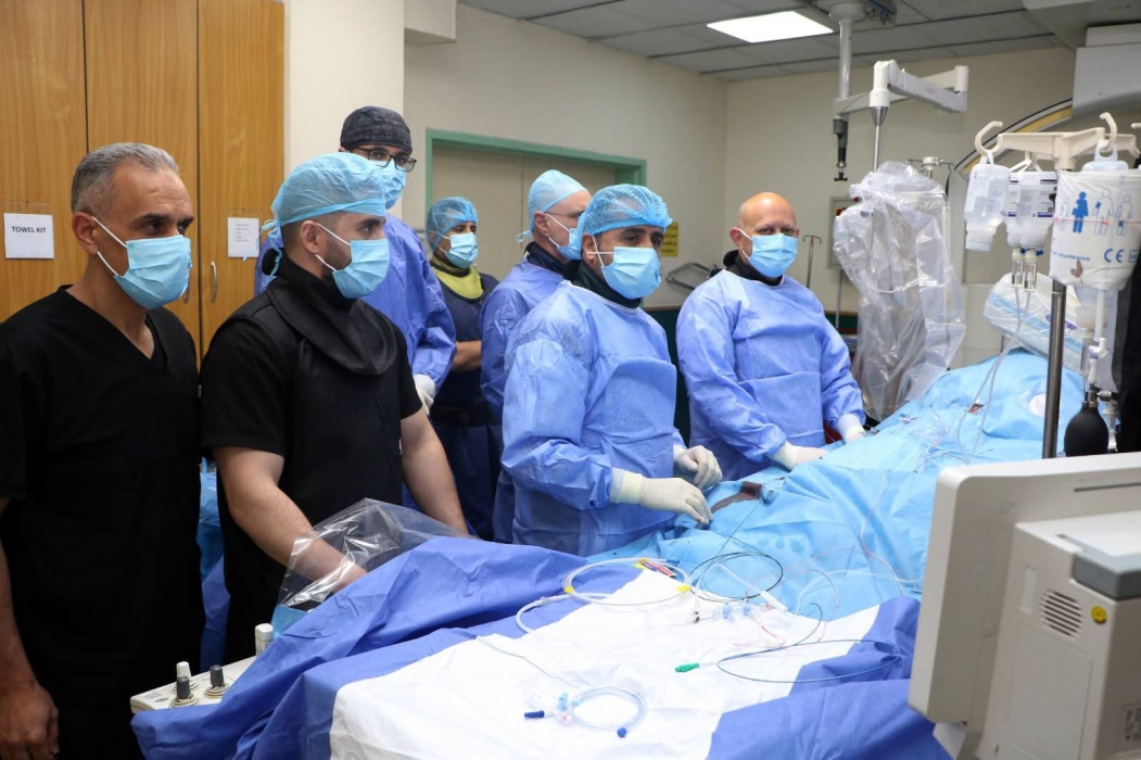 ورشة متقدمة لتركيب الشبكات لحالات القلب المعقدة في مستشفى الجامعة الأردنية