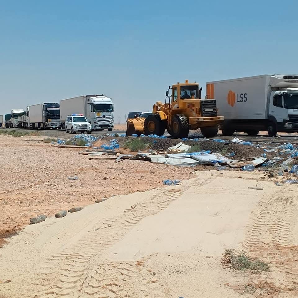 الموقر: استجابة سريعة من البلدية بعد حادث سير على الطريق الدولي...صور