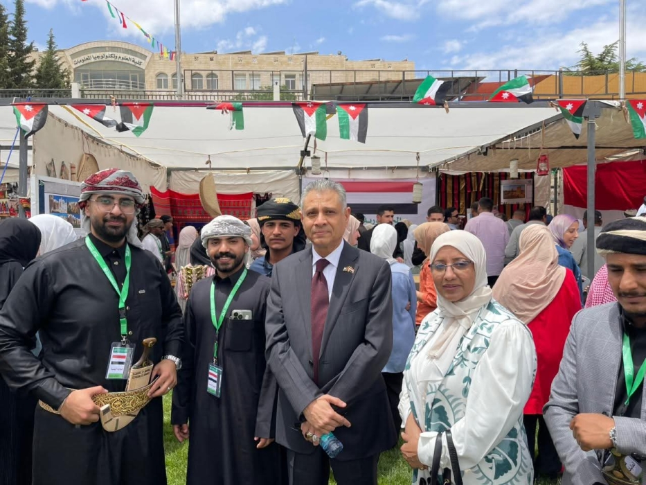 المستشار الثقافي اليمني تشارك في معارض التراث الدولية بالجامعات الأردنية وتُشيد بجهود الطلبة
