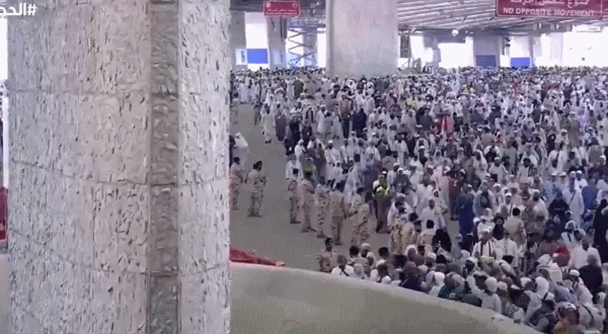 حجاج بيت الله الحرام يرمون الجمرات الثلاث في أول أيام التشريق