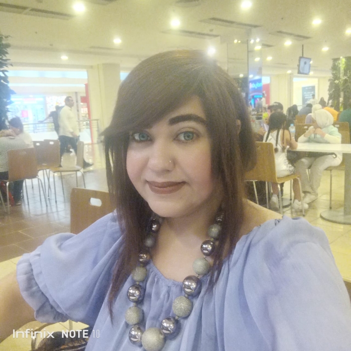 ورُغمّ عنِى فإنِى فرِيدة ألعب سِياسة بِين قُوتِين وأنا أستلِيذ، وأكتُب قصائِد فِى كُلِ يومٍ ما بِين سِياسِى أو رُومانسِى يُذِيب حدِيد