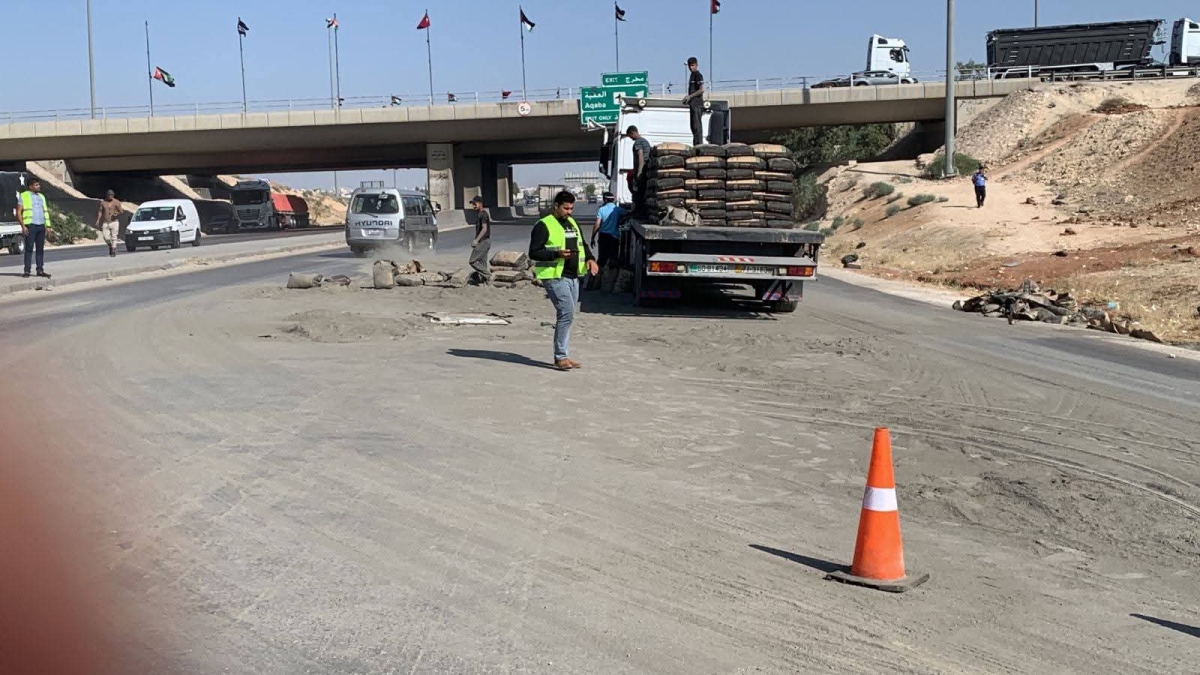 بلدية الموقر تزيل إسمنتًا منزلقًا وتُعيد فتح الطريق...صور