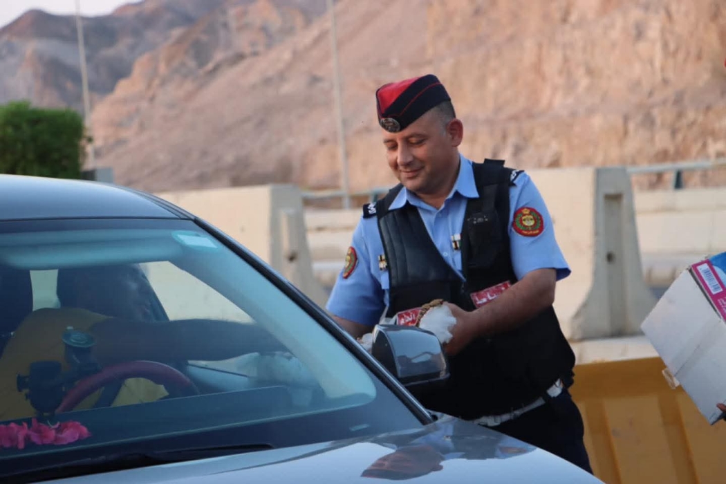 الأمن العام يوزع الحلوى على المواطنين في العقبة والبترا احتفالًا بعيد الجلوس الملكي الـ26  صور