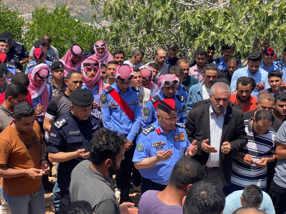 العميد مهند البطاينة يشارك في تشييع جثمان الوكيل أحمد حسين العنانزة بعجلون