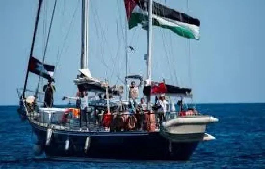 بعد منعهم من العبور..وصول السفينة مادلين إلى سواحل أسدود برفقة زوارق البحرية الإسرائيلية