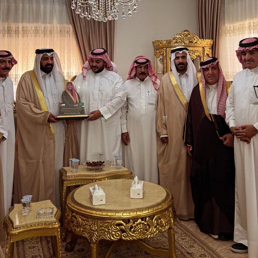 تكريم الشيخ حتمل طايل الفايز بدرع أبرز شخصيات الجزيرة العربية