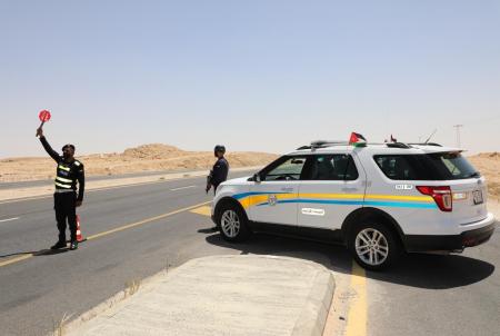 إصابة 15 شخصا على متن مركبة شحن في الطريق الصحراوي
