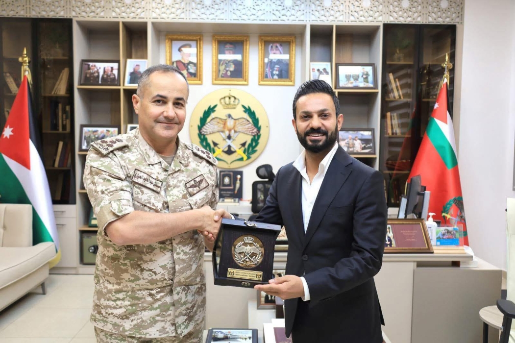 القوات المسلحة الأردنية تكرم الفنان الأردني حمدي المناصير بعد إطلاقه أغنية الجيش بمناسبة عيد الجيش