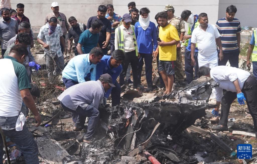 وزير الداخلية الهندي يؤكد وجود ناج في حادث تحطم الطائرة