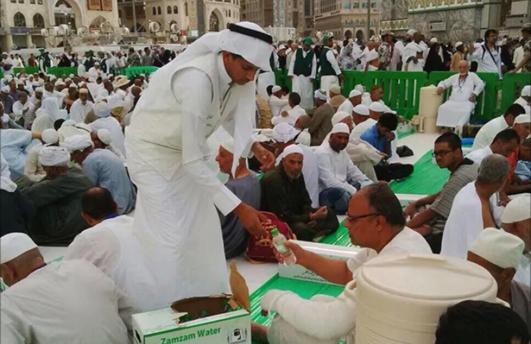 شؤون الحرمين توفّر أكثر من 270 طنًا من مياه زمزم للمصلين في المسجد النبوي