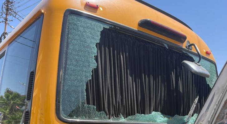مجهولون يحطمون نوافذ حافلتين في مادبا وناعور دون إصابات