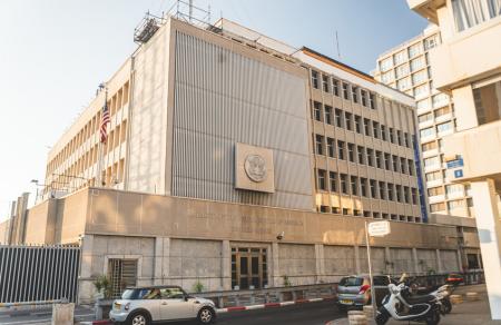 السفير الأمريكي في إسرائيل: أضرار طفيفة لحقت بمكتب السفارة في تل أبيب