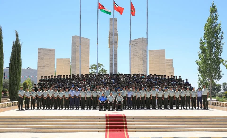 مندوباً عن الملك... الحنيطي يرعى حفل تخريج كلية القيادة والأركان الملكية الأردنية...صور