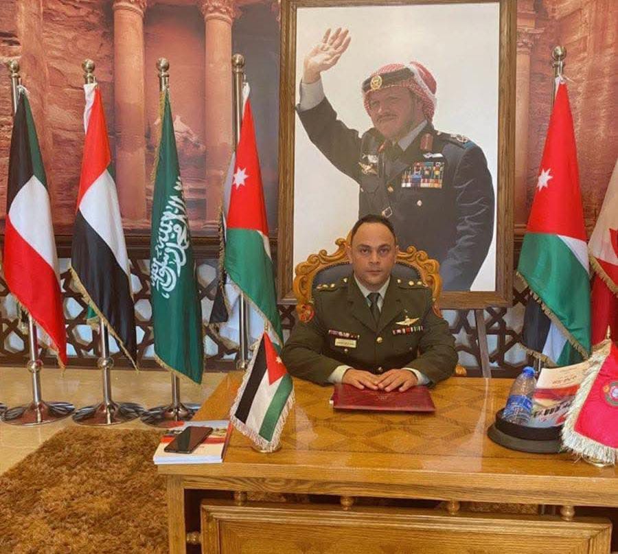 الجبور يهنئ العين موفق باشا الضمور بمناسبة حصول نجله محمد على دورة الركن
