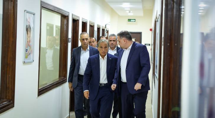 رئيس الوزراء يتفقد دار الغذاء في ناعور ويؤكد دعم الحكومة لزيادة الصادرات وتوفير الوظائف