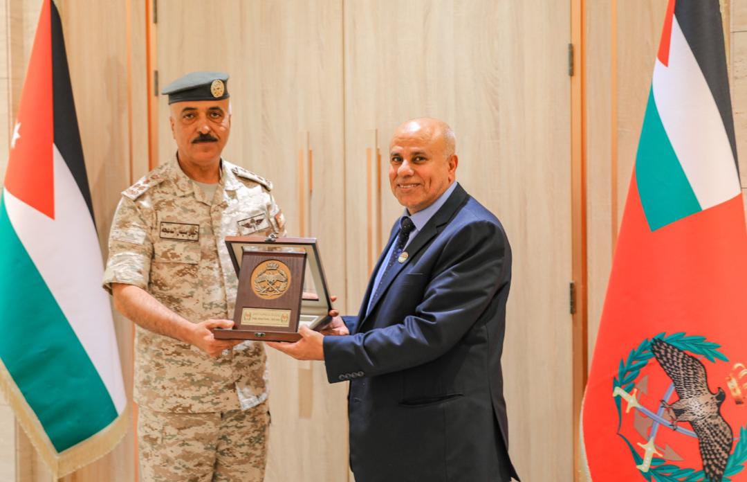 المساعد للإدارة والقوى البشرية يلتقي متقاعدي جنوب عمان العسكريين...صور