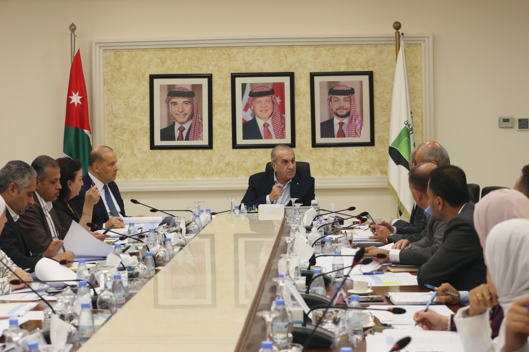 أبو السمن يُوجِّه بإنجاز مشاريع اللامركزية قبل نهاية العام ...صور