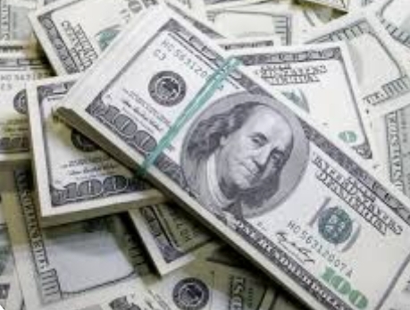 الدولار يرتفع مقابل معظم العملات الرئيسية
