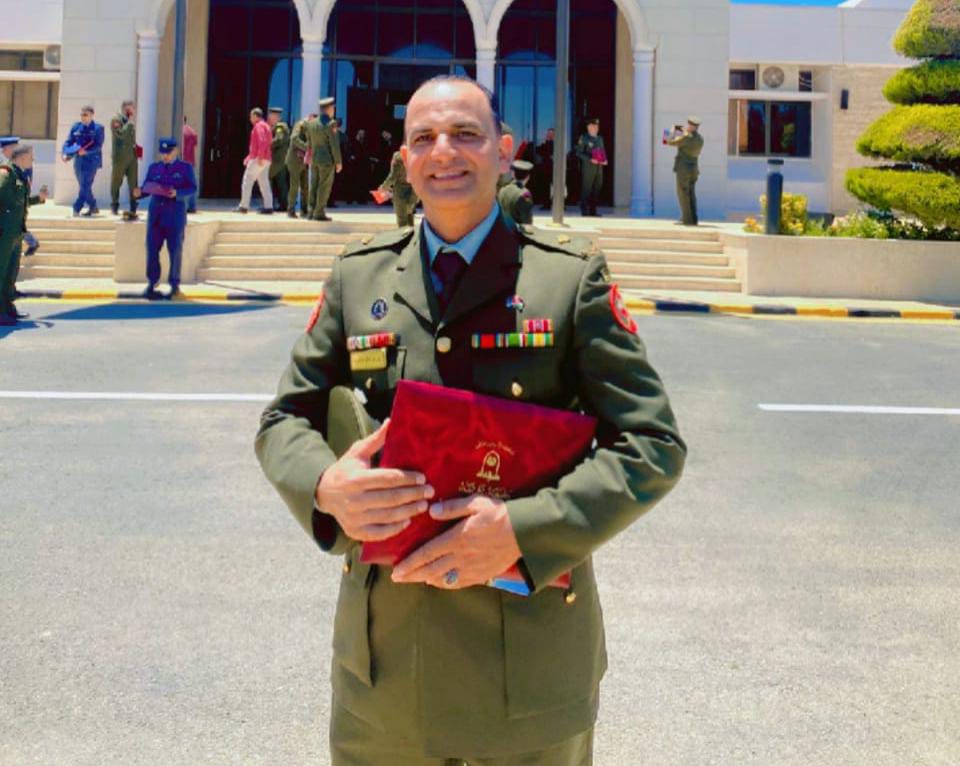 الشقيرات يهنئون ابنهم  الرائد عمر الشقيرات بتخرجه من كلية القيادة والأركان