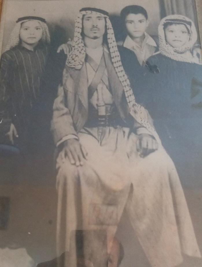صورة تهزّ الوجدان... قاماتٌ خالدة في شارع طلال