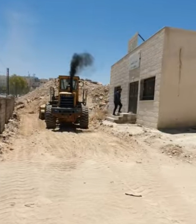 أشغال الزرقاء تزيل الاعتداءات والطمم في محيط فرع نقابة الصحفيين