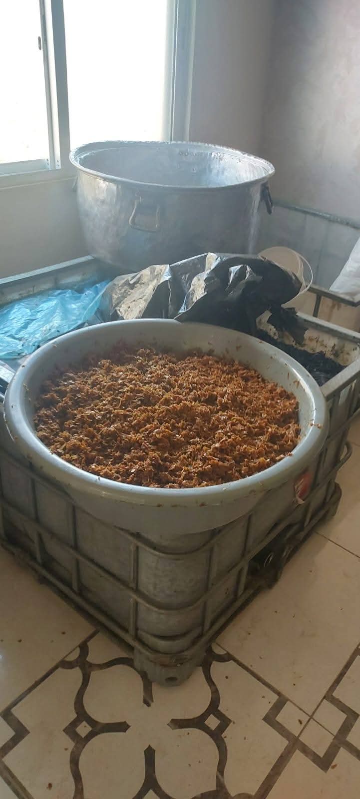 الجمارك تضبط 1500 كيلو معسل داخل شقة تستخدم كمعمل في محافظة الزرقاء...صور