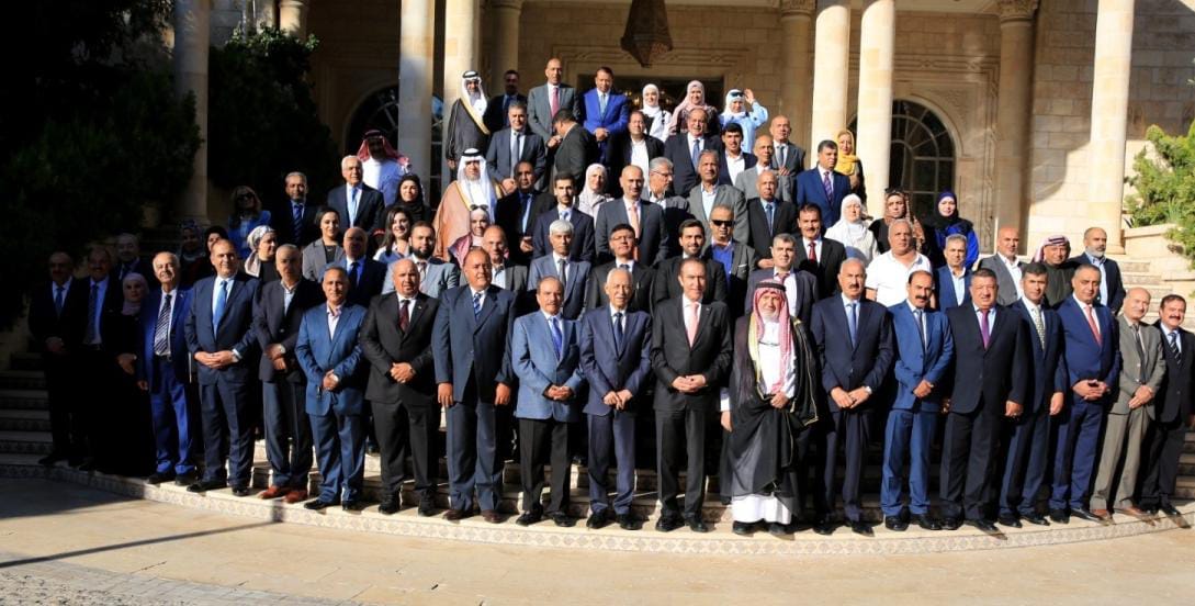 العيسوي خلال لقائه متقاعدين عسكريين بينهم أعيان ونواب وأعضاء لجنة الكرامة والمحاربين القدامى..صور