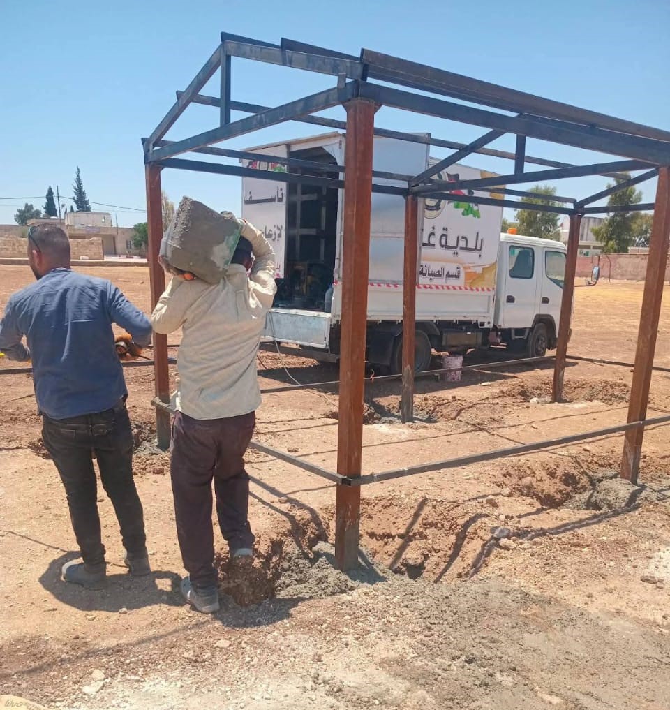 بلدية غرب إربد تنفذ حملات نظافة وتركيب مظلات في عدد من المناطق