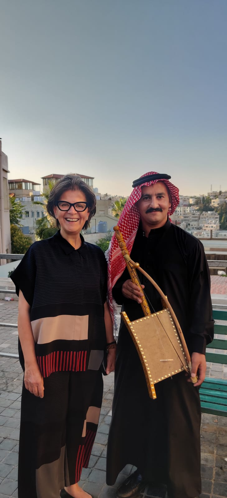في احتفالية بيوم الموسيقى العالمي: طارق الناصر يبهر جمهور المدرج الروماني في أمسية استثنائية