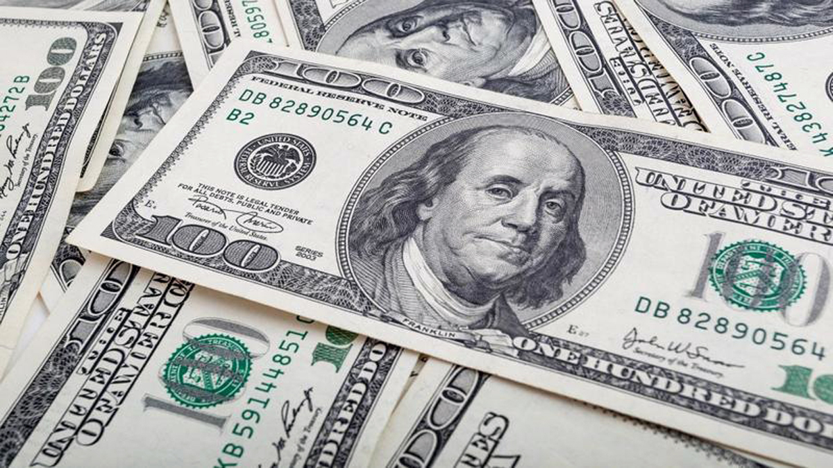 الدولار يرتفع مع توجّه المستثمرين نحو أصول الملاذ الآمن