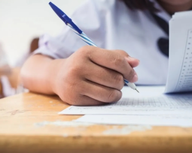 انقسام آراء طلبة التوجيهي حول امتحان اللغة الإنجليزية