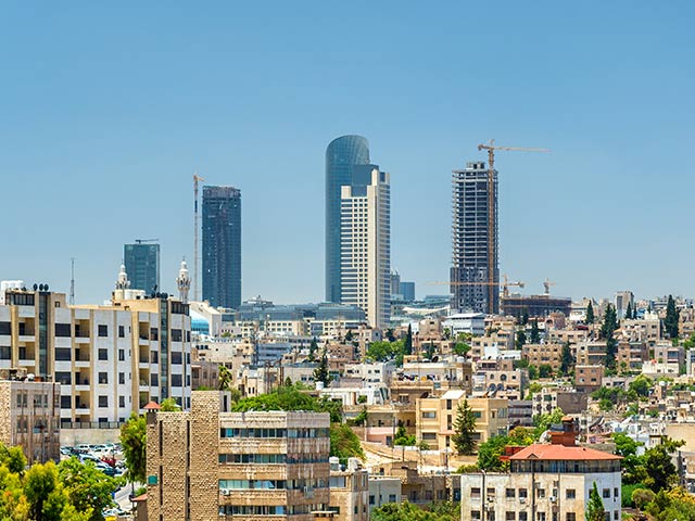 إطلاق صافرات الإنذار مجددا بعد رصد أجسام طائرة في سماء المملكة