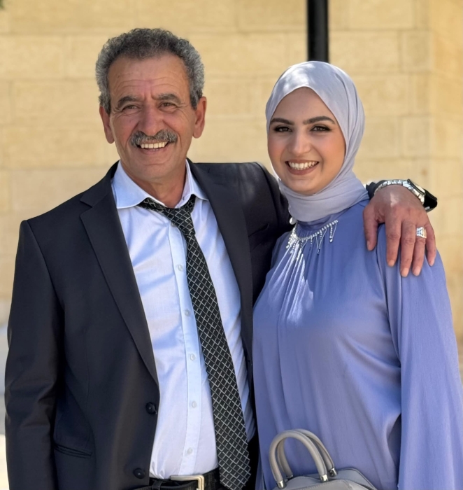 الدكتور  الشرادقة يهنئ الدكتور الزعبي بحصول ابنته أناغيم على درجة الماجستير بمرتبة الشرف