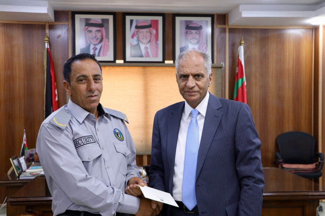 الرقاد يكرم الوكيل المتقاعد حمزه محاشي تقديراً لأمانته