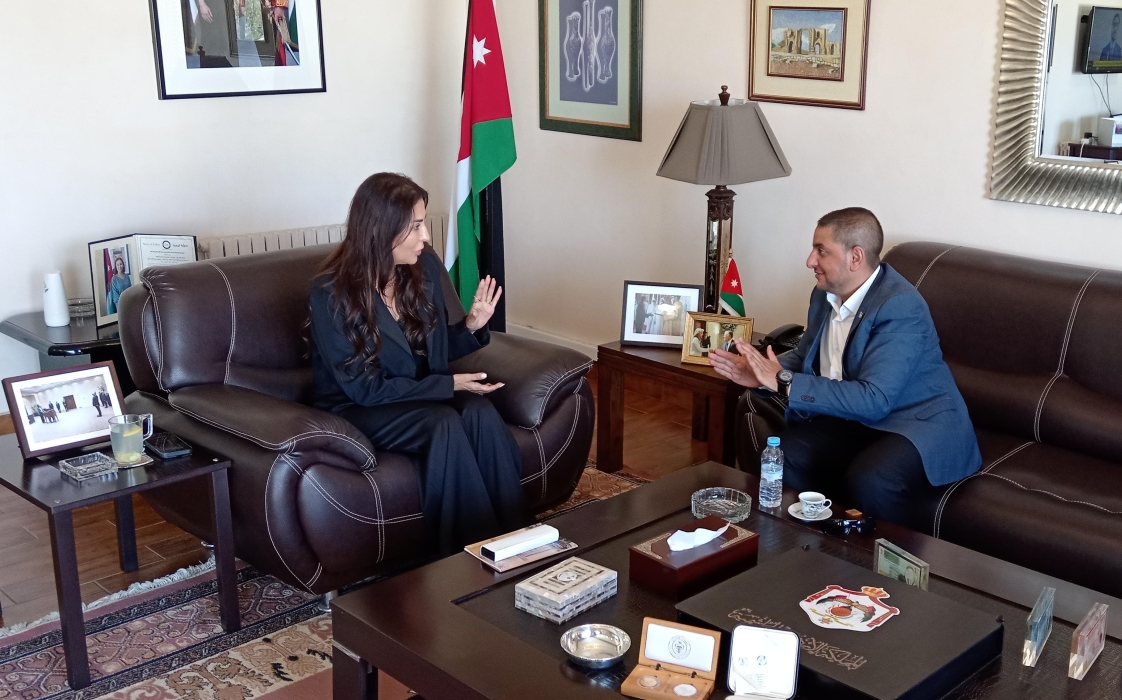 سفيرة الأردن غنيمات  تلتقي الفنان زيد العواملة بعد تميزه في الملتقى الدولي للفسيفساء في المغرب