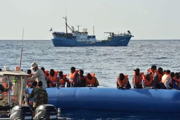 إنقاذ مهاجرين بينهم أطفال قبالة سواحل مدينة  إزمير التركية