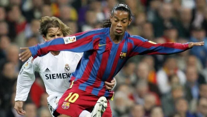 برشلونة يُشعل فتيل الكلاسيكو بقميص مستوحى من ليلة رونالدينيو في البرنابيو