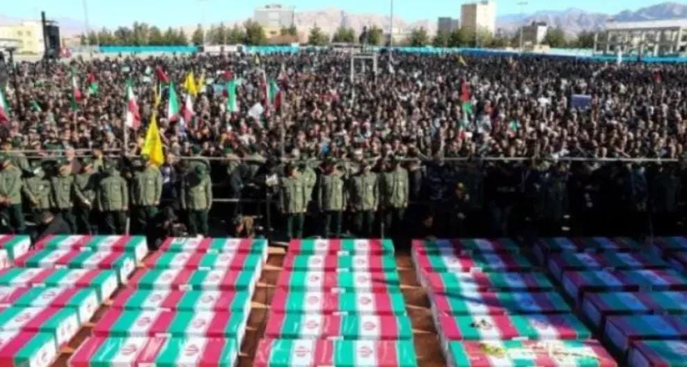 إيران تشيّع عشرات القادة العسكرييين والعلماء النووين وسط غياب خامنئي