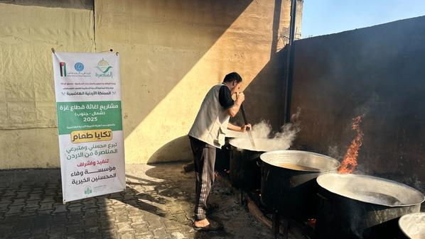 الخيرية الأردنية الهاشمية تواصل توزيع الوجبات الساخنة على الأهل في غزة