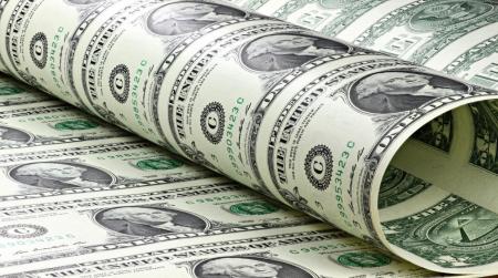 الدولار يتراجع وسط تنامي التفاؤل بشأن اتفاقيات تجارية أميركية