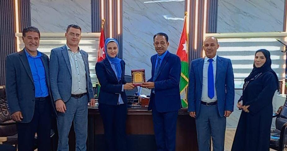 مدير تربية الموقر يكرم أعضاء اللامركزية عن لواء الموقر