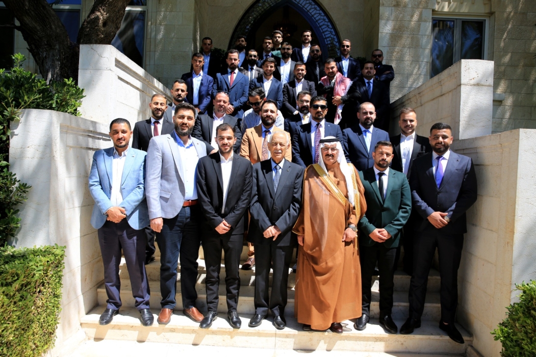 رئيس الديوان الملكي خلال لقائه أبناء عشيرة الشلبي وشباب العمايرة...صور
