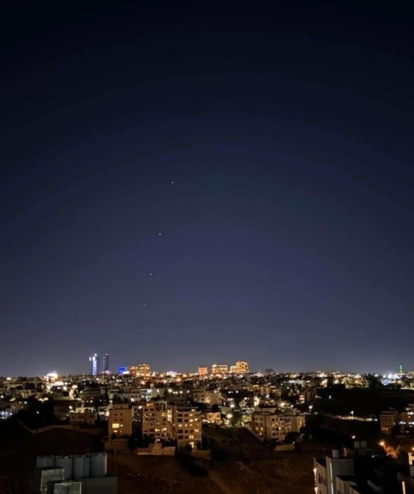 مشاهد توثق عبور سلسلة أجسام مضيئة في سماء الأردن