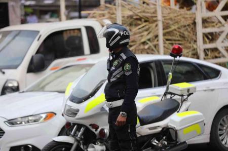 مركبة تقتحم محلًا تجاريًا في عمّان وتصيب شخصًا