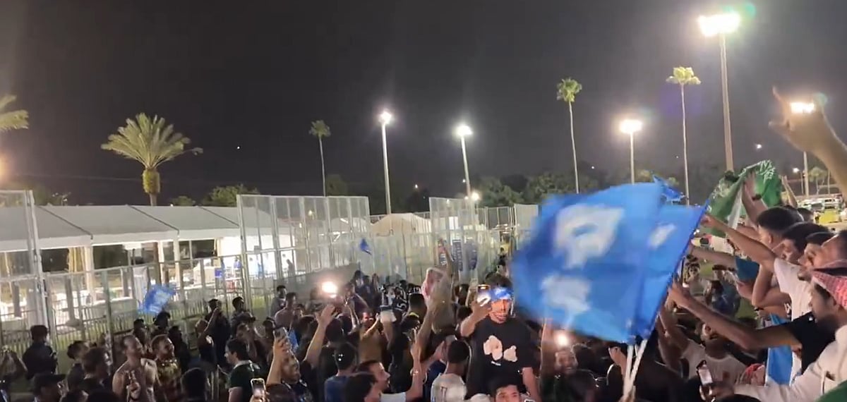 جماهير الهلال تحتفل بالتأهل لربع نهائي كأس العالم للأندية بالنشيد السعودي