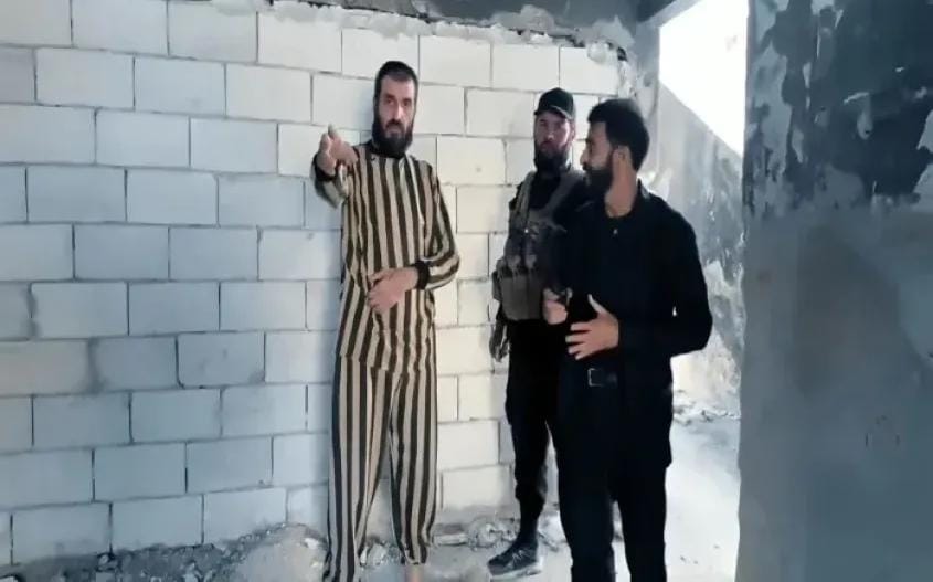 شبيح من نظام الأسد يعترف بقتل تسع نساء وأطفال وحرق جثامينهم في غرفة واحدة